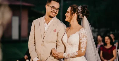 Novios sonriendo de la mano el día de su boda