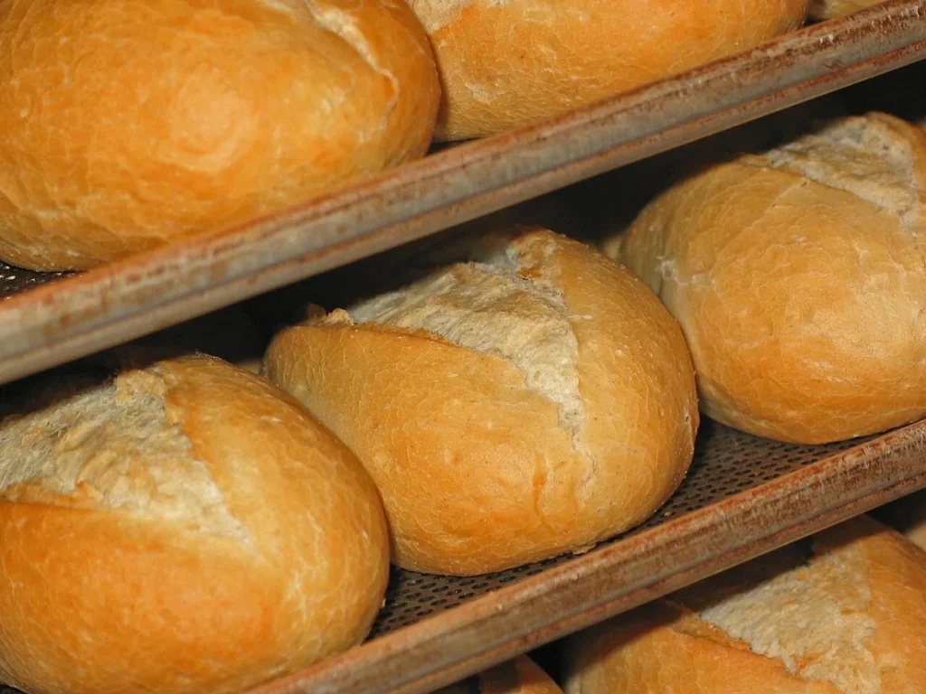 Panecillos recién horneados como los que se reparten el día de San Antonio