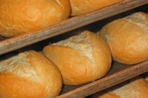 Panecillos recién horneados como los que se reparten el día de San Antonio