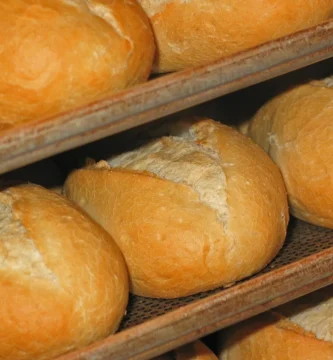 Panecillos recién horneados como los que se reparten el día de San Antonio