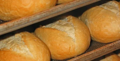 Panecillos recién horneados como los que se reparten el día de San Antonio