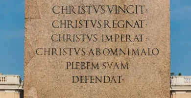 Inscripción latina en el pedestal del obelisco de la plaza de San Pedro del Vaticano